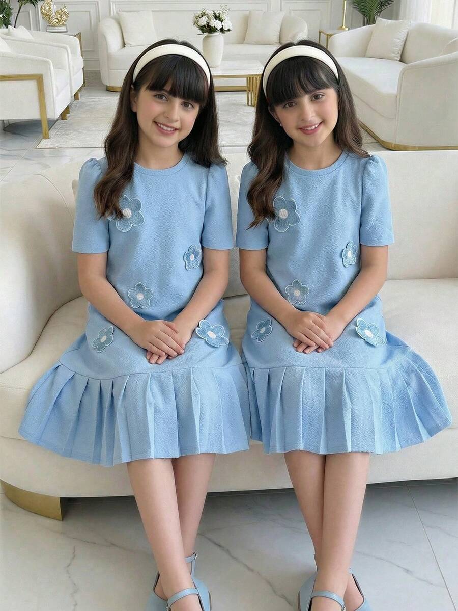 SHEIN 少女优雅公主裙,可爱3D立体花朵装饰,短袖圆领,褶裥下摆,A字短裙 - 淺藍色 - 查看 1