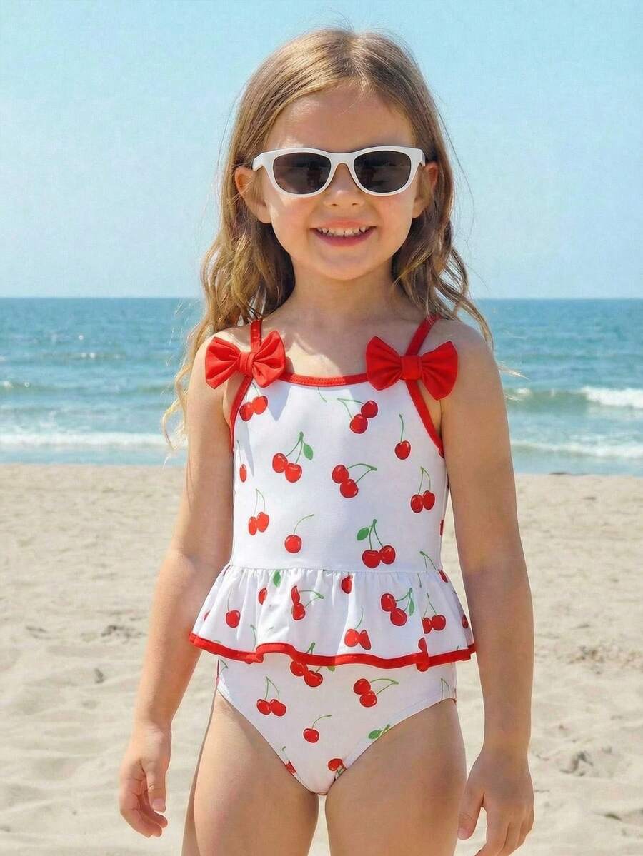 SHEIN Emery Rose Kids 女童樱桃印花针织泳衣，蝴蝶结肩带，喇叭裤腿，连体泳衣，时尚休闲优雅风格，适合游泳、度假、夏季穿着。女童樱桃泳衣，女童樱桃泳装，樱桃泳衣，女童连体泳衣，女童樱桃连体泳衣 - 紅白色 - 查看 1