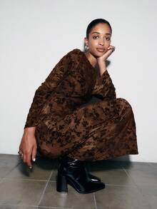 这款长袖丝绒连衣裙采用丰富的面料，饰有柔软的花卉烧花纹理，修身剪裁，尽显优雅气质。无论是派对、休闲晚餐还是正式场合，它都能完美胜任，为女性的休闲时尚增添温暖而喜庆的魅力。 - 巧克力棕 - 查看 4