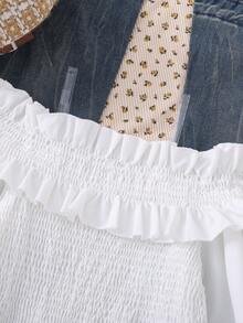 SHEIN 春夏新品上市。这款连衣裙采用甜美的荷叶边露肩领口和修身褶皱腰身设计，宽松的灯笼袖和短款下摆营造出清新俏皮的造型。百搭的设计，可搭配裙装或牛仔裤。采用柔软亲肤的面料制成，是派对、购物和聚会的理想之选。 - 白色 - 查看 4