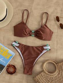 SHEIN Swim Swim Chiccia 新款两件套优雅休闲巧克力棕色比基尼套装，采用奢华亮泽的棕色面料，复古波西米亚风 Y2K 辣妹风泳装，三角褶皱胸罩式泳衣上装饰有绿色玉珠 O 形环，高腰性感比基尼泳裤侧边点缀绿色玉珠，可调节细肩带，是夏季海滩度假、音乐节、春假旅行、海岛度假的理想之选。 - 棕色 - 查看 3