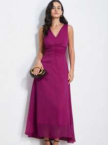 Revavyn 优雅雪纺V领无袖褶皱腰身修身长裙，简约奢华设计，适合通勤穿着。 - 中紫紅色 - 查看 5