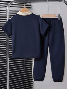 SHEIN Genkimix Kids 男童休闲Polo衫套装（两件套），上衣采用撞色拼接设计，饰有织唛，裤子采用撞色锥形裤腿设计，面料舒适，适合夏秋穿着。 - 藏藍色 - 查看 2