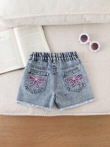 Short en jean délavé pour filles, bleu clair avec détails déchirés, broderie de nœud rose, style ajusté confortable, en coton denim, convient pour l'école, les déplacements, le port quotidien, nouvelle arrivée - Jean clair - Voir 8