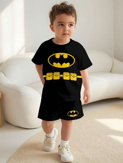 BATMAN X SHEIN 2件套男童休闲时尚经典酷炫蝙蝠印花短袖上衣和短裤套装，适合春夏穿着，适合DC粉丝