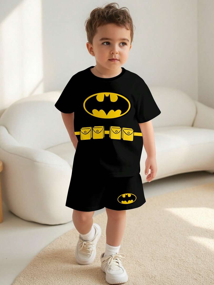 BATMAN X SHEIN 2件套男童休闲时尚经典酷炫蝙蝠印花短袖上衣和短裤套装,适合春夏穿着,适合DC粉丝 - 彩色 - 查看 1