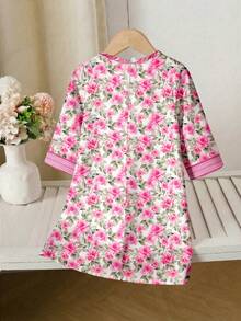 SHEIN DRMZ 女童火烈鸟印花长袖连衣裙，度假风；秋季女童粉色花卉阿拉伯长袍，优雅花卉领，休闲简约传统长袖阿拉伯连衣裙，适合春夏穿着；优雅端庄的长袖连衣裙，祈祷长袍，舒适休闲，度假风；端庄的卡夫坦长袍；儿童阿拉伯长袍；女童巴基斯坦传统长袍 - 彩色 - 查看 4