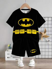 BATMAN X SHEIN 2件套男童休闲时尚经典酷炫蝙蝠印花短袖上衣和短裤套装，适合春夏穿着，适合DC粉丝 - 彩色 - 查看 3
