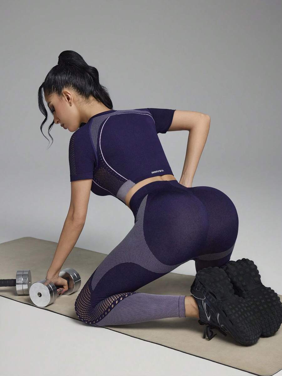 Innovista Bộ áo thun và quần legging thể thao cạp cao không đường may, phối màu tương phản bằng vải lưới.