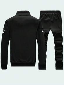 Conjunto de camiseta de manga larga con cuello alto y pantalones de chándal de colores lisos para hombre, ideal para otoño/invierno. Con letras estampadas en los puños y el dobladillo acanalados. Tejido suave y cómodo. Mangas largas con cremallera y cintura con cordón. Corte entallado pero holgado, ideal para actividades al aire libre. Conjunto de dos piezas. - Negro - Ver 2