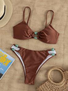 SHEIN Swim Swim Chiccia 新款两件套优雅休闲巧克力棕色比基尼套装，采用奢华亮泽的棕色面料，复古波西米亚风 Y2K 辣妹风泳装，三角褶皱胸罩式泳衣上装饰有绿色玉珠 O 形环，高腰性感比基尼泳裤侧边点缀绿色玉珠，可调节细肩带，是夏季海滩度假、音乐节、春假旅行、海岛度假的理想之选。 - 棕色 - 查看 7