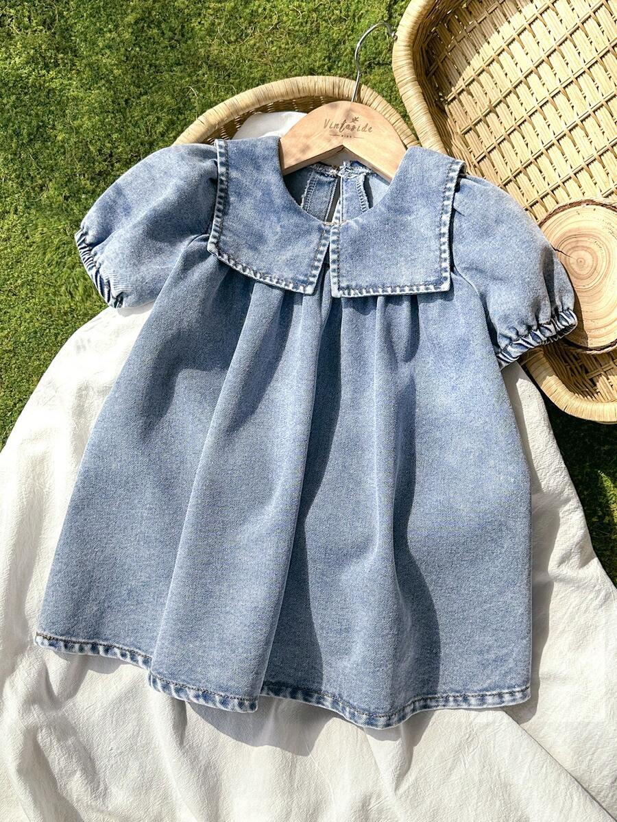 女婴牛仔裙,中度水洗蓝色无弹牛仔面料,军领设计,饰有明线缝制,短款泡泡袖,适合甜美公主风,春、夏、秋季均可穿着,适合日常穿着、外出、一周岁生日照、家庭聚会等场合。 - 淺色水洗藍 - 查看 1