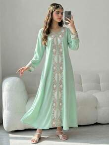 Đầm màu xanh bạc hà cho bé gái tuổi teen, thân áo ren trắng với họa tiết thêu hoa hồng, tinh tế và mang hơi hướng cổ điển, phù hợp cho mặc hàng ngày hoặc những dịp nhẹ nhàng. - Nhiều màu - Xem 4