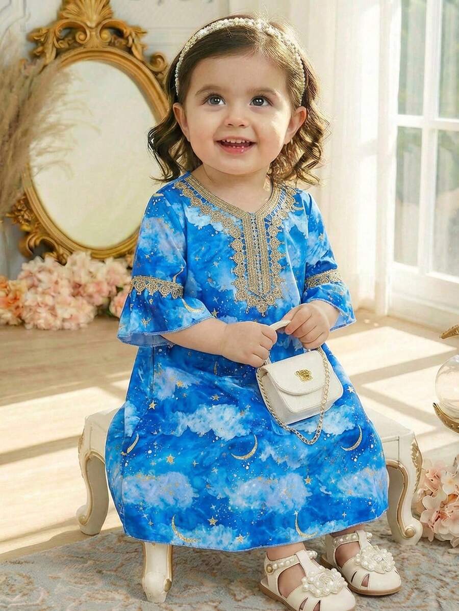 女婴斋月假日风星月印花V领荷叶袖蕾丝拼接宽松连衣裙，春夏秋季款 - 藍色 - 查看 1