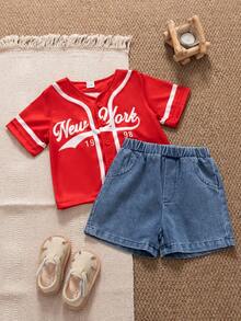 SHEIN Playful Pals 男婴时尚休闲白色棒球夹克短袖上衣搭配浅蓝色牛仔裤套装，白色短袖棒球运动衫饰有蓝色花卉图案和藏蓝色标志，柔软舒适，可爱休闲，适合户外运动，春夏外出、户外玩耍、度假和日常穿着。 - 紅色 - 查看 3