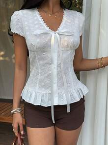 Sunnyshic 女士白色刺绣面料深V领撞色蕾丝短袖修身荷叶边下摆上衣，甜美浪漫风格，适合春夏度假 - 白色 - 查看 5