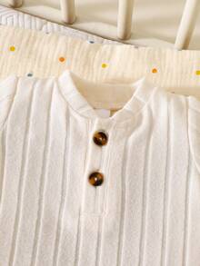 SHEIN Bộ 2 món cho trẻ sơ sinh: Áo liền quần tay ngắn kẻ sọc gân + Quần short in hình gấu, mềm mại và thoải mái để mặc hàng ngày. - Màu be - Xem 7