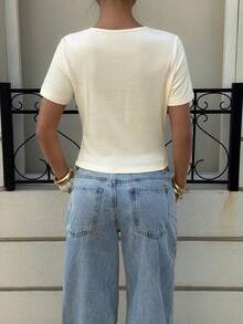 Siren Gaze 女士纯色圆领褶皱金属纽扣短袖T恤，休闲百搭中性色上衣，贝壳图案上衣，休闲扭结前襟上衣，贝壳图案 - 杏色 - 查看 2