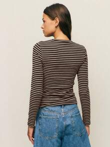 Nöista Áo thun dài tay cổ tròn kẻ sọc, ôm dáng, chất liệu gân. Lý tưởng cho tủ đồ chuyển mùa: Phối cùng quần jeans cạp cao và thắt lưng có khuy kim loại để tạo vẻ ngoài cá tính thường ngày, hoặc sơ vin vào chân váy và khoác thêm áo blazer để dễ dàng phối đồ từ ngày đến đêm. - Cà phê nâu - Xem 2
