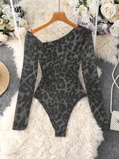 GlowEve CURVE Bodysuit Plus Size Feminino de Manga Longa com Recorte no Ombro e Estampa de Leopardo em Tela