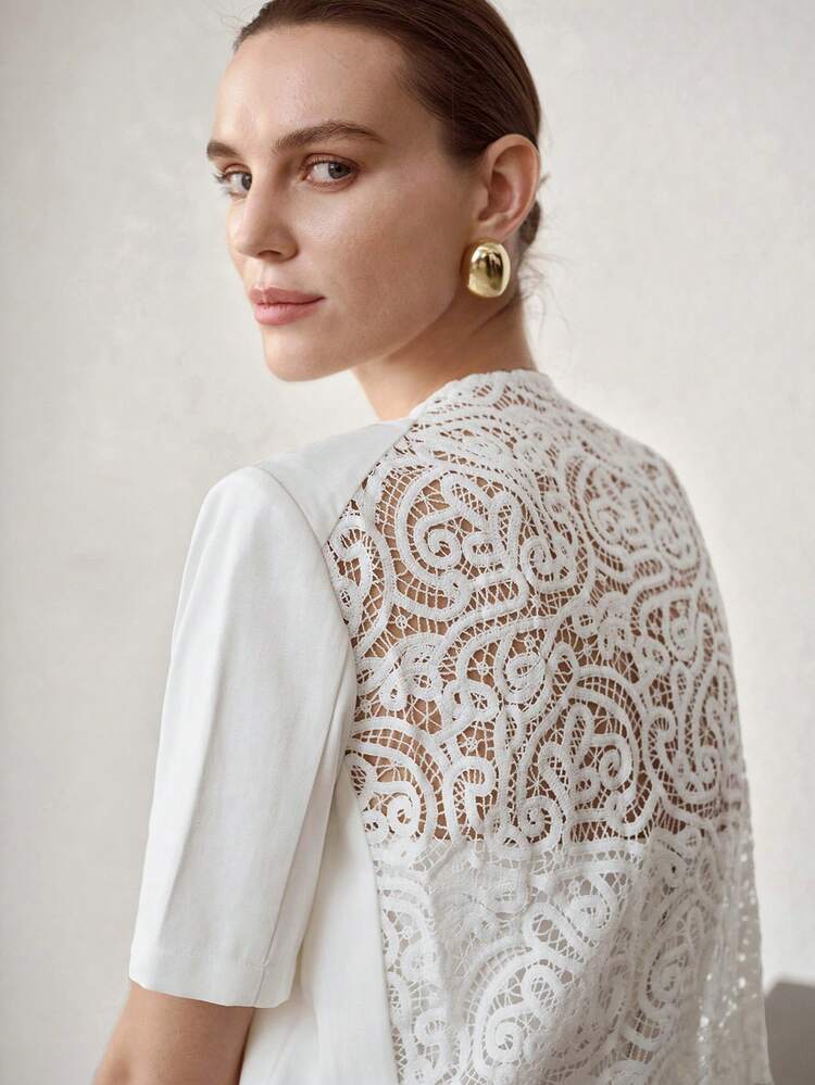 CAPPOTTO ELEGANTE BIANCO DA DONNA CON MANICHE CORTE E PIZZO A CONTRASTO