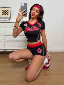 TOM & JERRY X SHEIN Bộ 2 món áo thun croptop cổ chữ V in chữ và quần short nữ mùa hè kiểu dáng thường ngày. - màu đen - Xem 4