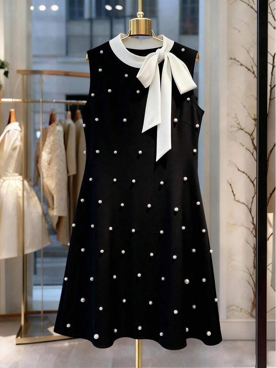 GlowEve CURVE Vestido feminino plus size elegante, sem mangas, com decote em bloco de cores, nó na gola e detalhes em pérolas artificiais. Ideal para o verão. - Preto e Branco - Ver 1