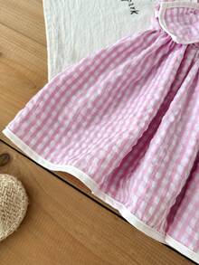 SHEIN 这款女婴夏季粉色格子纹理面料吊带连衣裙，胸前饰有大型立体蝴蝶结，是度假的完美之选。 - 粉色 - 查看 8