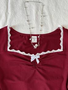 SHEIN Áo thun nữ tuổi teen kiểu dáng giản dị, tối giản, cổ vuông, viền ren, nơ ruy băng, tay ngắn nhún bèo, màu trơn, thích hợp cho kỳ nghỉ. - Màu Đỏ Sâu - Xem 5