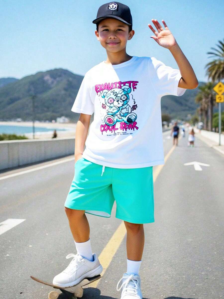 SHEIN 青少年男童两件套，可爱小熊印花白色圆领T恤搭配纯色短裤，休闲舒适，百搭，适合日常穿着、上学、郊游、户外活动、音乐节、假期、海滩度假、夏季休闲、春夏季节等场合。 - 彩色 - 查看 1