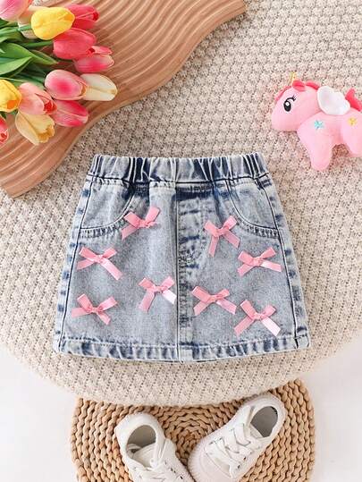女童牛仔中长裙 - 夏季新品！可爱款式，浅蓝色牛仔面料，弹力腰带穿着舒适，饰有可爱的3D蝴蝶结，舒适修身，采用优质棉质牛仔布制成。适合日常外出、家庭聚会和夏季度假。一款时尚百搭的女童牛仔中长裙。
