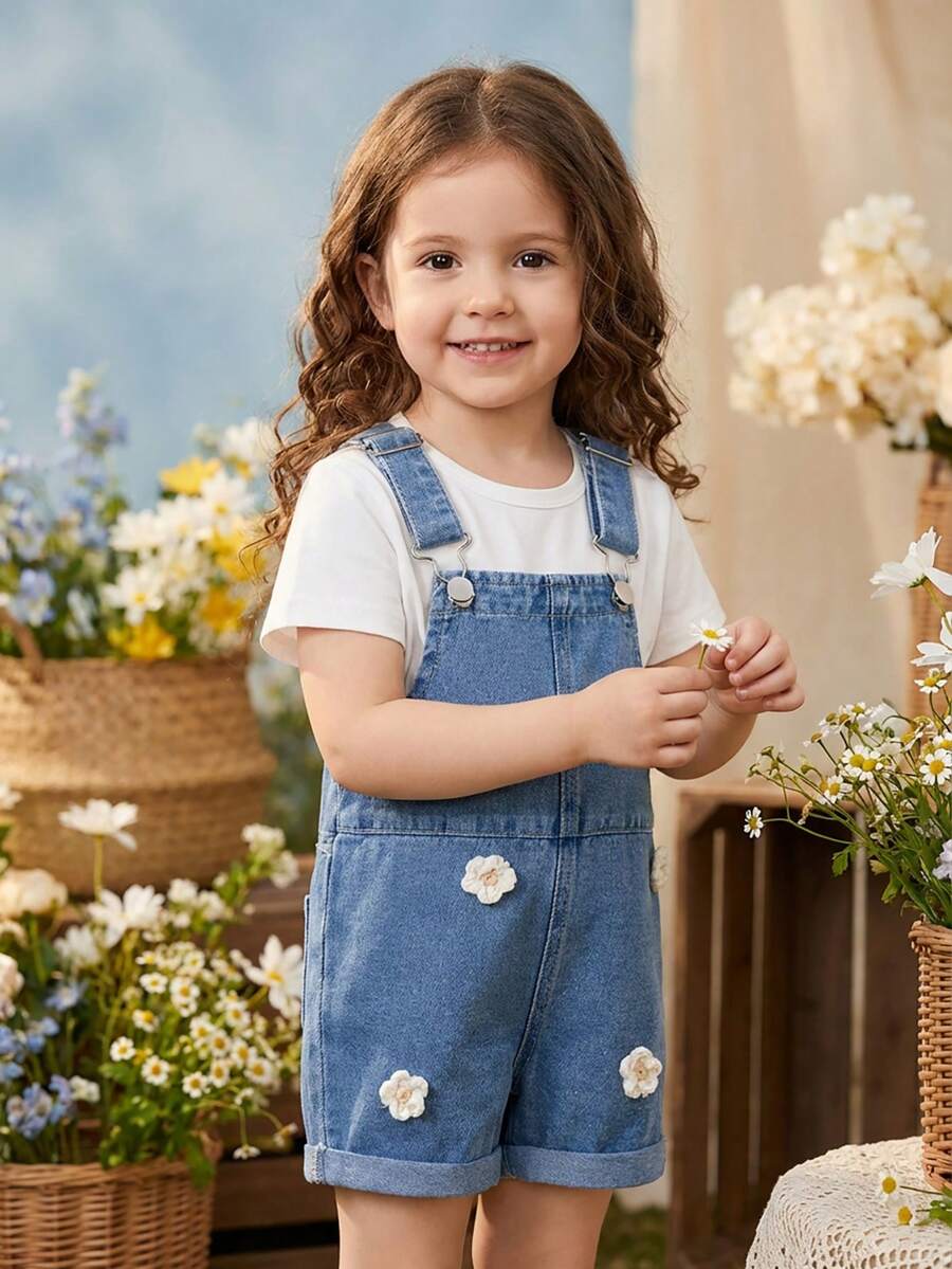 女婴休闲百搭牛仔背带裤，带贴花 - 中等水洗藍 - 查看 1