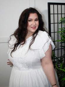 Truni 大码夏季白色分层荷叶边袖迷你连衣裙，蕾丝花边 V 领 A 字连衣裙，海岛度假海滩休闲波西米亚音乐节连衣裙，母亲节连衣裙，毕业礼服，婚礼宾客礼服 夏季波西米亚女装 女士早午餐装 女士机场装 海滩度假装 城市休闲装 假日装 老钱波西米亚风 波西米亚上衣 波西米亚风格女士西式服装 西式女装加大椰子女孩荷叶边 - 白色 - 查看 4