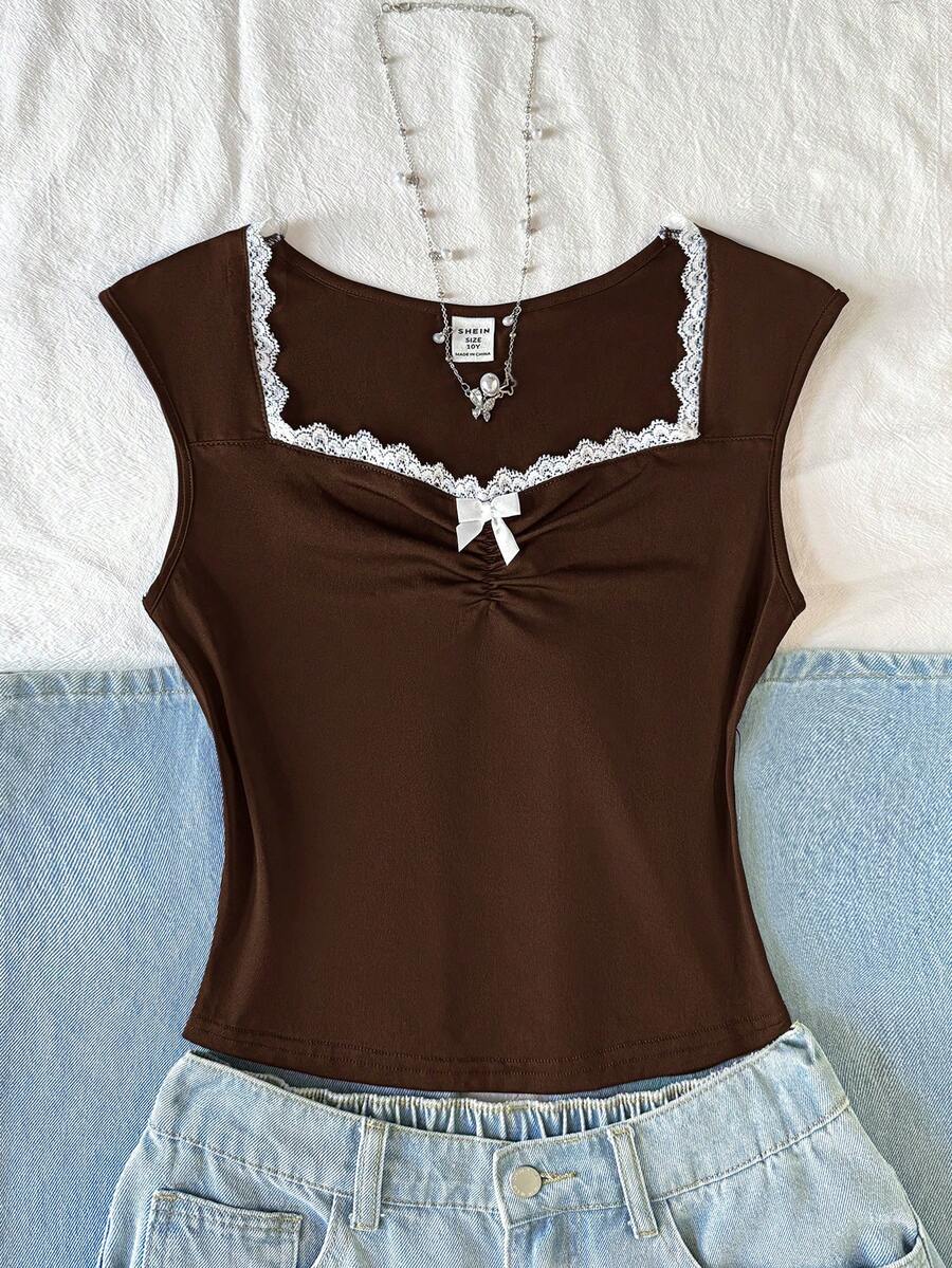 SHEIN 青少年女孩春夏休閒極簡度假風方領蕾絲飾邊拼接3D緞帶蝴蝶結裝飾抓皺飛袖修身針織純色T恤 - 棕色 - 查看 1
