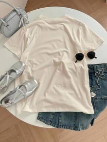 女士修身休闲T恤，印有可爱女孩坐在椅子上的图案，夏季款 - 杏色 - 查看 2