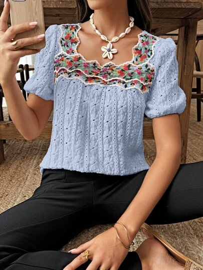 SHEIN Holidaya Camiseta casual de manga corta con cuello cuadrado y bordado, estilo de resort de moda para mujer