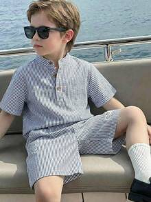 SHEIN 男童休闲假日韩版立领半拉链短袖上衣（带贴布），条纹梭织短裤两件套 - 藍色 - 查看 7