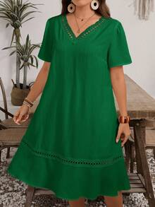 EMERY ROSE Plus Size Solid V-Neck Lace Patchwork Casual Short Sleeve Dress - Green - View 6