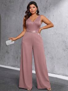 SHEIN Belle 大码女装春夏新款淡粉色蕾丝连体裤，缎面腰带，适合浪漫约会、优雅聚会、情人节装扮、旅行度假、城市漫步、浪漫婚礼季等场合，以及各种场合：奢华优雅的时尚风格，简约时尚的大码女装。 - 粉色 - 查看 4