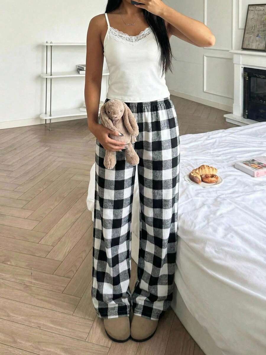 SHEIN Bộ đồ ngủ đôi tối giản cho bé gái tuổi teen, gồm áo hai dây ren có dây điều chỉnh và quần kẻ caro, 2 món, phong cách thanh lịch Pháp. - Đen và trắng - Xem 1