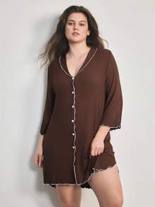 Ocili Camisola plus size canelada, confortável, com gola babado e botões em formato de concha. - Castanho Café - Ver 2
