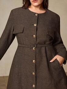 Aveloria Rosie 时尚复古简约通勤优雅女士设计百搭人字纹收腰带金属纽扣长袖迷你连衣裙 - 彩色 - 查看 2