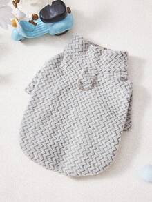 PETSIN 这款轻盈的涤纶面料宠物外套防风、保暖、透气且舒适，半拉链设计方便穿脱，合身时尚，简约帅气，适合狗狗、猫咪、斯芬克斯猫等各种猫咪，秋冬季室内外日常休闲散步玩耍皆宜，时尚保暖，是宠物衣橱的必备单品。 - 彩色 - 查看 6