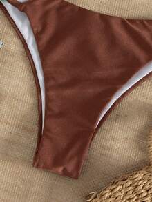 SHEIN Swim Swim Chiccia 新款两件套优雅休闲巧克力棕色比基尼套装，采用奢华亮泽的棕色面料，复古波西米亚风 Y2K 辣妹风泳装，三角褶皱胸罩式泳衣上装饰有绿色玉珠 O 形环，高腰性感比基尼泳裤侧边点缀绿色玉珠，可调节细肩带，是夏季海滩度假、音乐节、春假旅行、海岛度假的理想之选。 - 棕色 - 查看 6