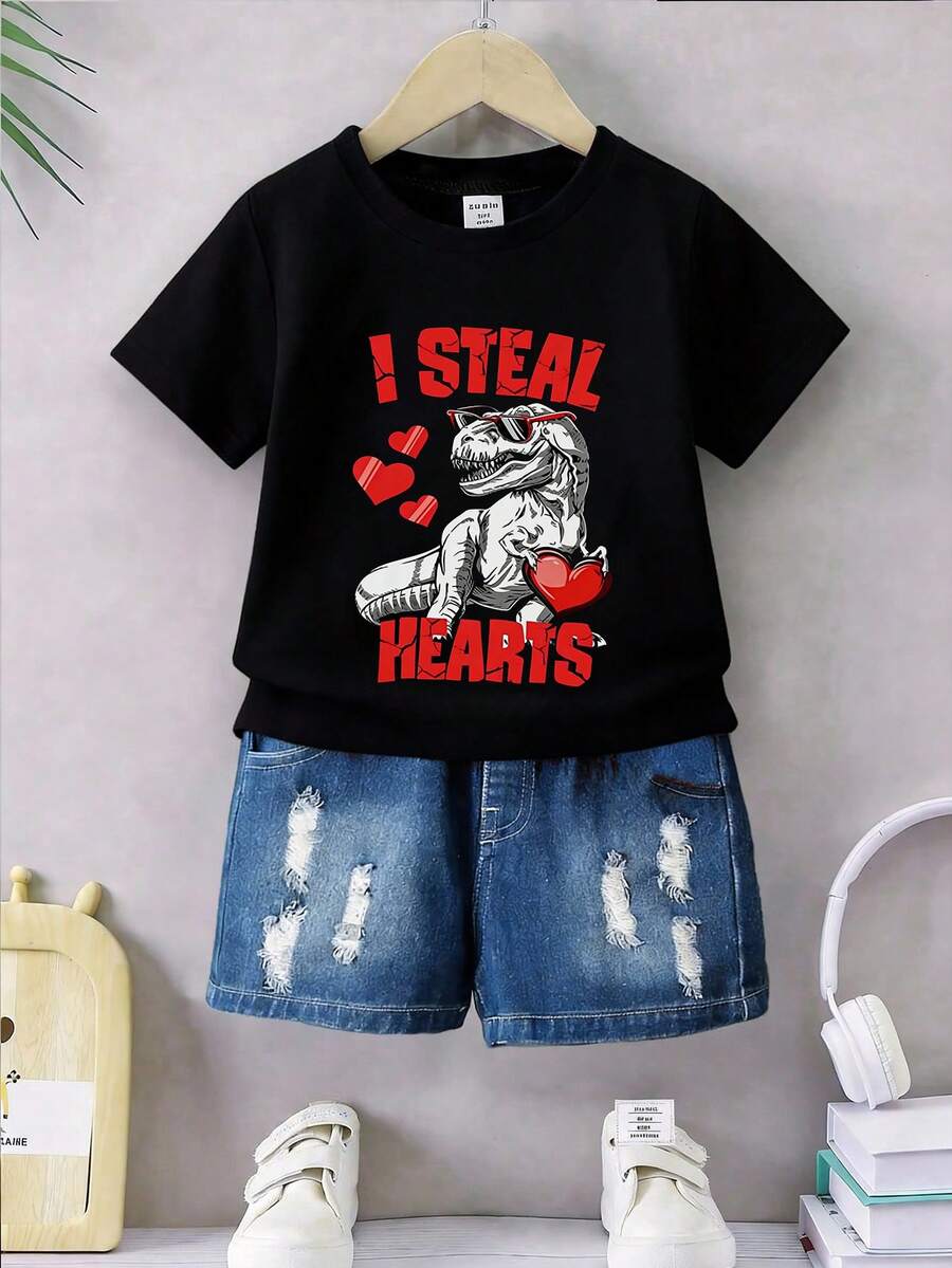 SHEIN Playful Pals 幼童男孩情人節恐龍短版套裝 嬰兒與男嬰黑色紅色字母印花圓領T恤 夏季休閒職業日服裝套裝 - 黑色 - 查看 1