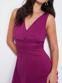 Revavyn 优雅雪纺V领无袖褶皱腰身修身长裙，简约奢华设计，适合通勤穿着。 - 中紫紅色 - 查看 3