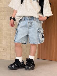 SHEIN Little Byeori 男童新款时尚休闲柔软浅色水洗泰迪熊图案宽松牛仔工装短裤，适合春夏穿着，适合儿童春夏日常穿着、街头风、沙滩装、度假装、休闲装，图案短裤，适合4岁男童，夏季短裤，休闲短裤 - 淺色水洗藍 - 查看 3