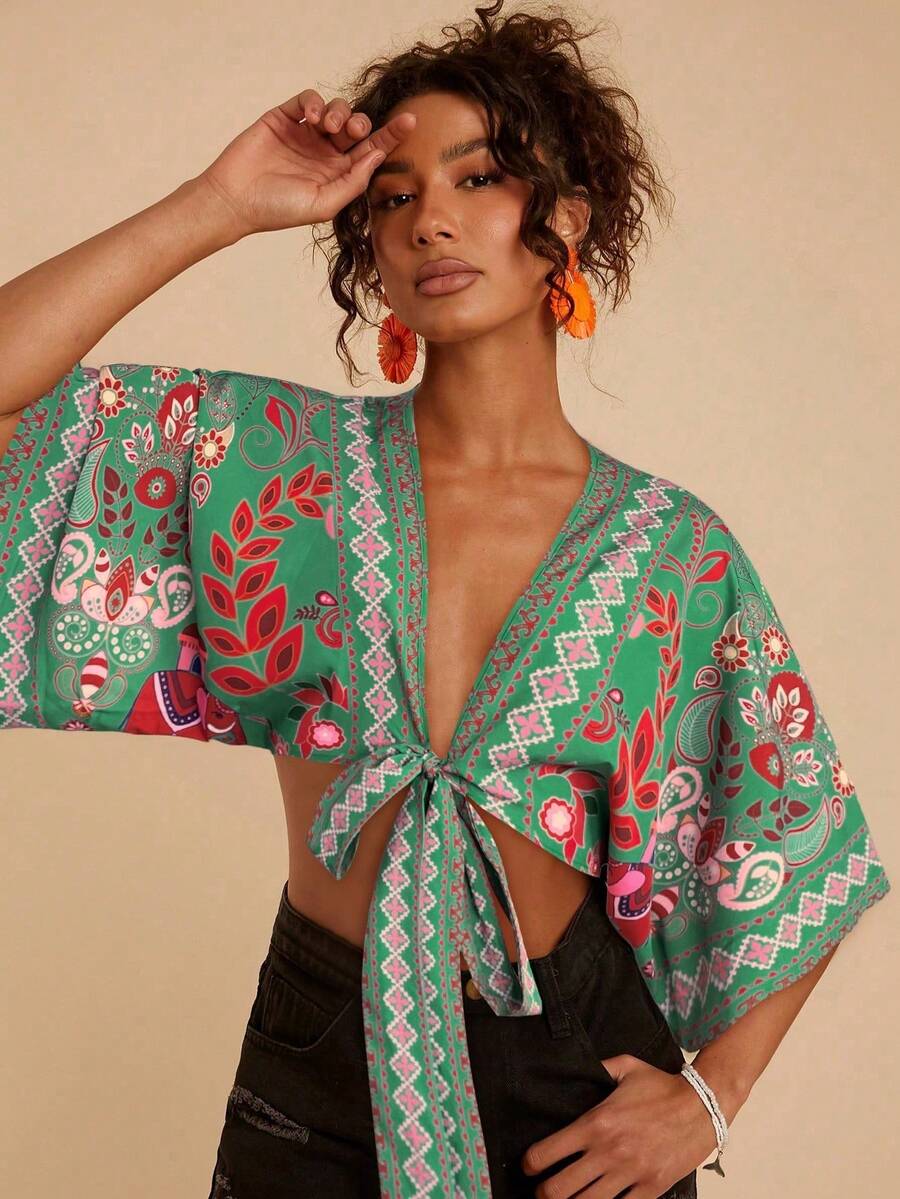 Travachic Áo sơ mi nữ dáng ngắn cổ chữ V tay cánh dơi thắt nơ phía trước, in họa tiết hoa và hình học. - xanh quân đội - Xem 1