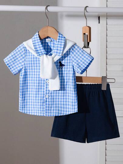 SHEIN Playful Pals 0-3岁男童蓝白格子套装 - 短袖衬衫配白色披肩 + 海军蓝短裤（黑色马图案），适合夏季郊游、上学、休闲、度假、运动、派对、春夏季节穿着，尺码6个月至3岁，婴幼儿服装，春夏季男童休闲套装