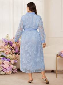 Modelyn Robe élégante et romantique pour femmes grandes tailles, avec laçage à la taille, manches longues, maille ajourée et broderie - Bleu azur - Voir 2